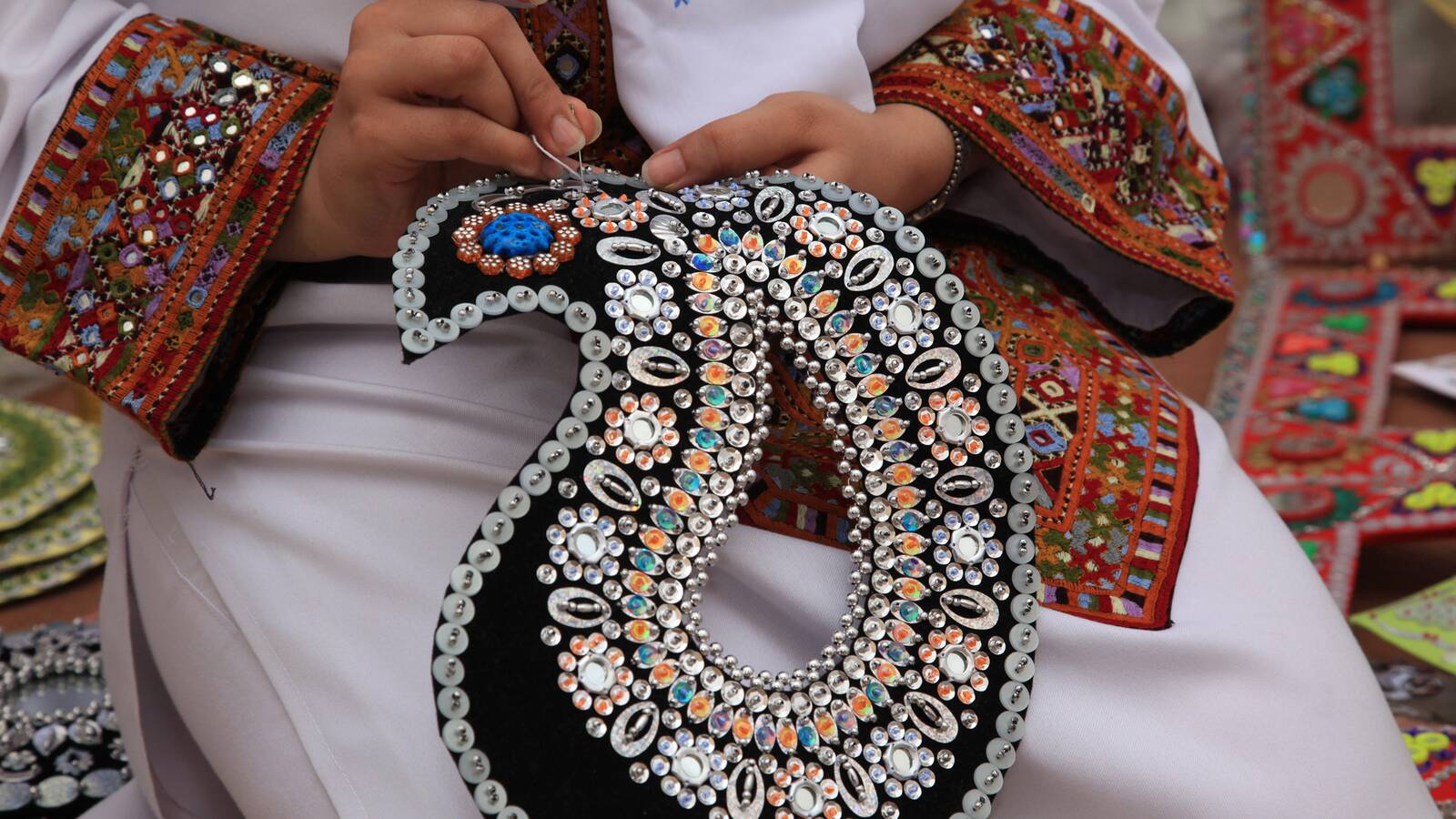سوغات و صنایع دستی چابهار - سکه دوزی
